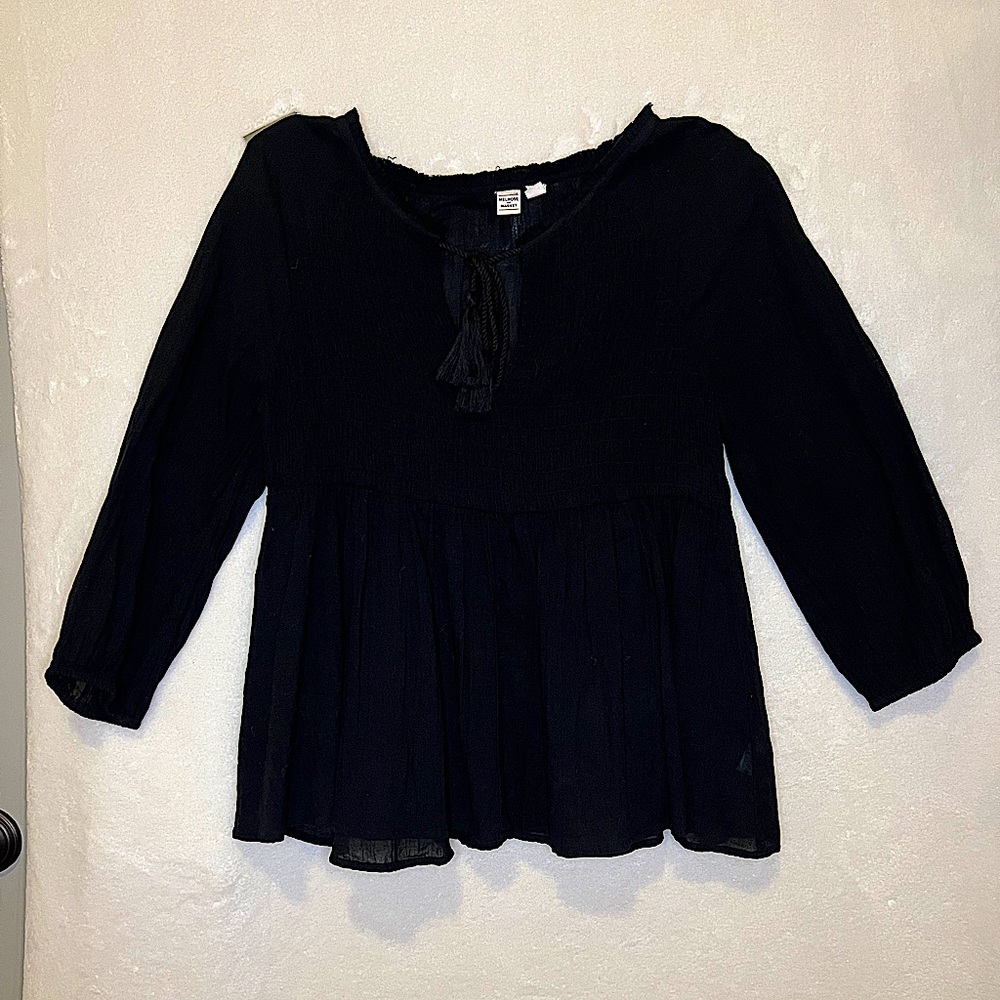Tie strings on front of shirt-Crimped at the bottom of the sleeve